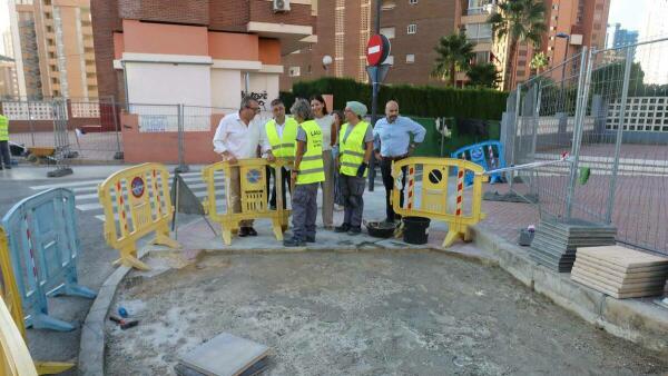 El Taller de Empleo Benidorm XII realiza obras de mejora de la accesibilidad y movilidad en la calle Invierno   