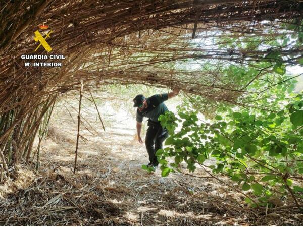 La Guardia Civil auxilia a un anciano desorientado en un paraje natural de Algorfa 