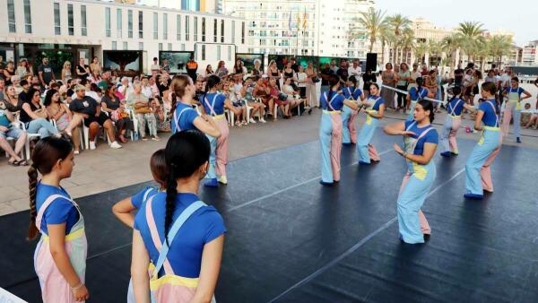 Las escuelas de Benidorm sacan a la calle la danza contemporánea en la primera jornada de Les Ones 