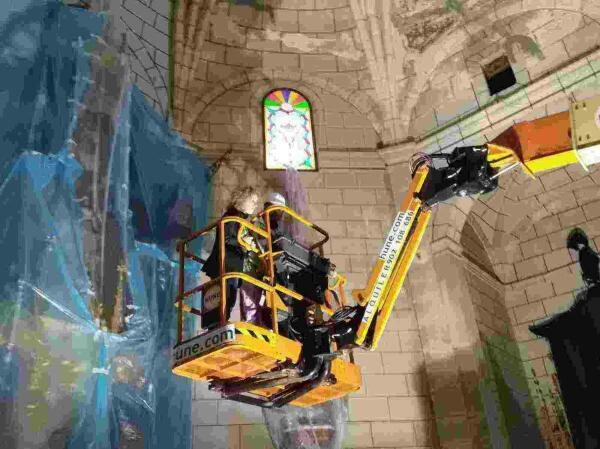 Ayuntamiento y Generalitat  visitan las policrom&iacute;as halladas durante las obras de la b&oacute;veda de la iglesia de la Asunci&oacute;n de la Vila