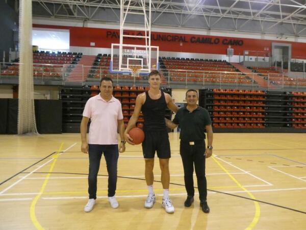 El jugador universitario NCAA Pelle Larsson entrena en La Nucía