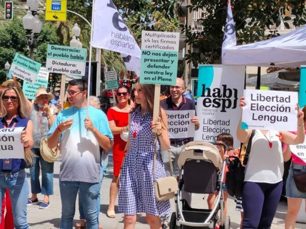 PROTESTAS DE HABLAMOS ESPAÑOL EN CASTELLÓN, VALENCIA Y ALICANTE CONTRA LA MESA DE LAS CORTES POR CENSURAR NUESTRA LEY DE LIBERTAD ELECCIÓN DE LENGUA