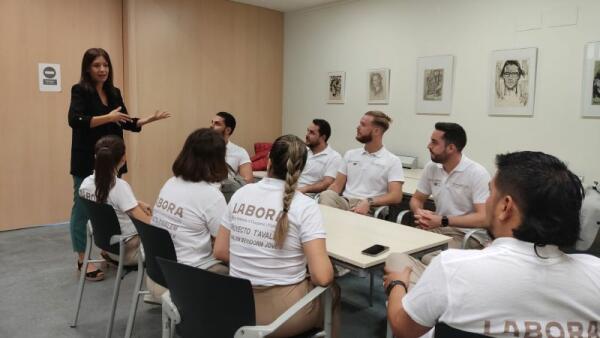 Benidorm refuerza la atención al público y la gestión administrativa en varios departamentos con alumnado del programa ‘T’Avalem’