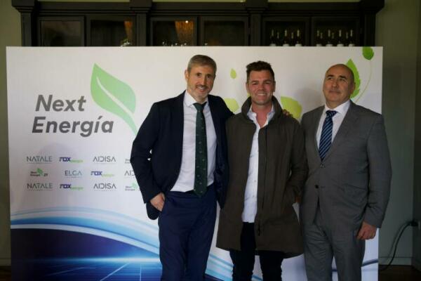 Next Energía 21, empresa de energía renovable alicantina, presenta su marca con Fonsi Nieto como embajador