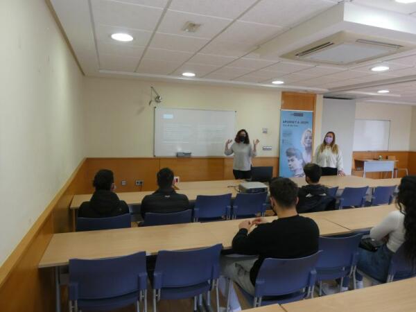 12 jóvenes comienzan el programa “Jove Oportunitat” en el Centre Juvenil 