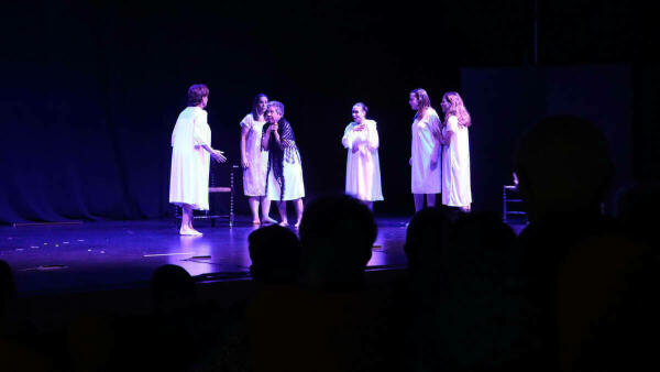 ‘La casa de Bernarda Alba’ pone en pie a un Centro Cultural de Benidorm lleno hasta la bandera