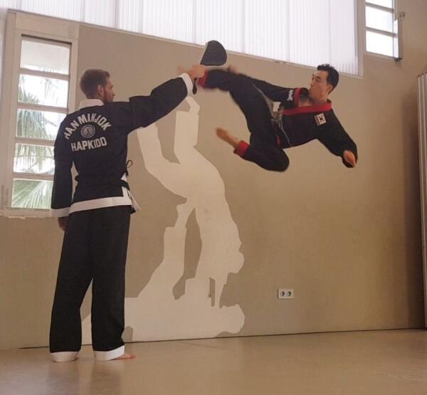 #LaNuciaCiudaDelDeporte acogi&oacute; un entrenamiento  de Hanminjok para cinturones negros