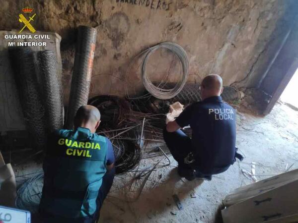 La Guardia Civil detiene a dos personas por numerosos robos en explotaciones agrícolas de Monforte del Cid 