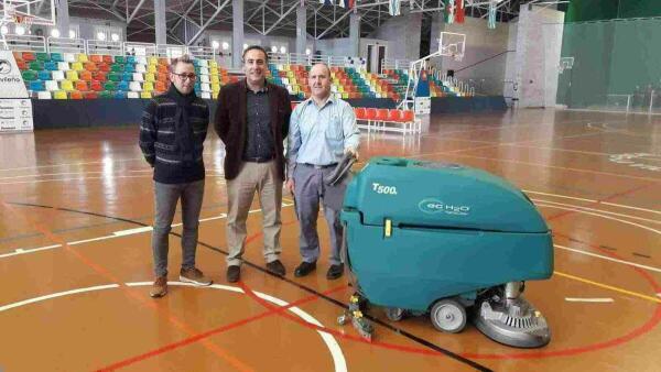 La Vila &middot; Deportes adquiere una nueva m&aacute;quina para el mantenimiento del pavimento del Maisa Lloret
