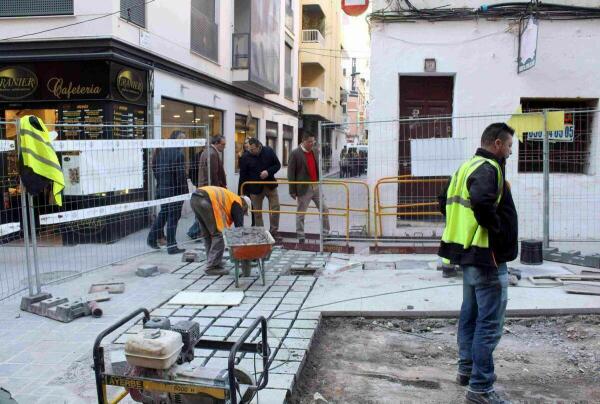 Benidorm &middot; Empieza la pavimentaci&oacute;n de Tom&aacute;s Ortu&ntilde;o tras finalizar pr&aacute;cticamente las obras en el subsuelo