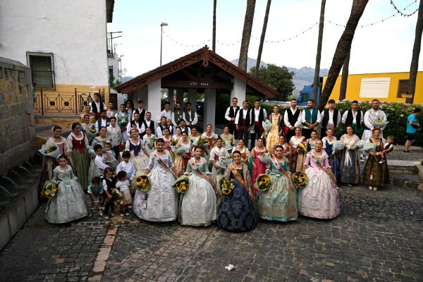 La Nuc&iacute;a se llen&oacute; de flores y trajes tradicionales en la Ofrenda de Flores