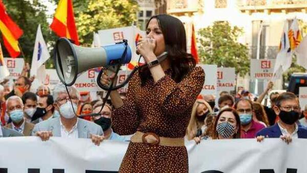 Arrimadas: la foto que hay que buscar es "la de Sánchez con los golpistas" 