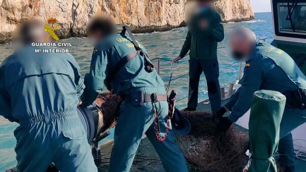 La Guardia Civil extrae “redes fantasma” del mar de Alicante en una acción conjunta con la Dirección General de Agricultura Ganadería y Pesca de Valencia y la Consellería de Alicante. 