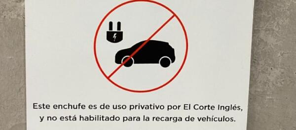 Los centros comerciales, en pie de guerra contra los clientes que cargan coches eléctricos en sus garajes 