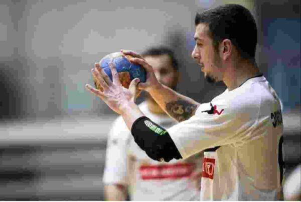 El extremo Balsa Cejovic nuevo jugador del BM Benidorm. 