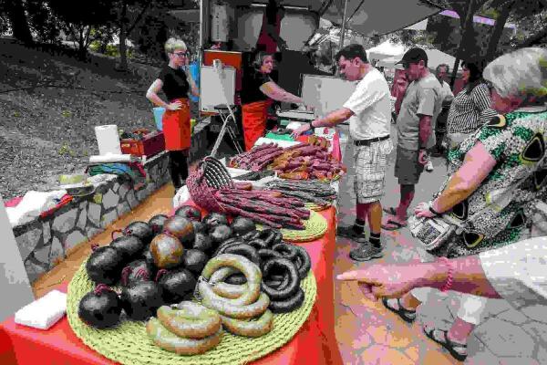 Las tradiciones agr&iacute;colas y artesanales invaden la plaza del Llaurador de Callosa 