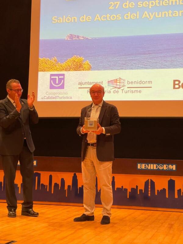 Toni Mayor, presidente de HOSBEC, recibe el premio Turismo Ciudad de Benidorm 2022