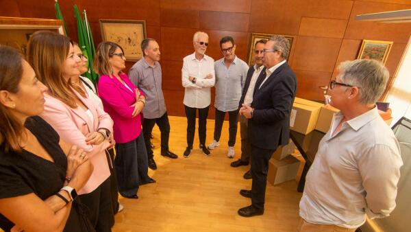 El Rotary Club de Benidorm dona a la Agrupaci&oacute;n local de AMPAS material de papeler&iacute;a para escolares vulnerables