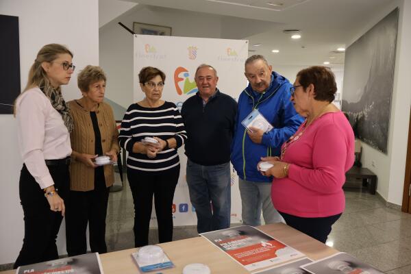 Entrega de detectores automáticos de incendios a personas mayores y/o dependientes de Finestrat