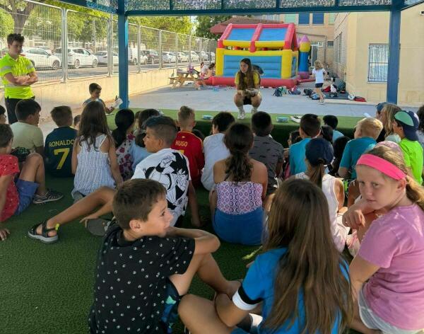 Alrededor de 400 niños y niñas participan en les Escoles d’Estiu municipales 