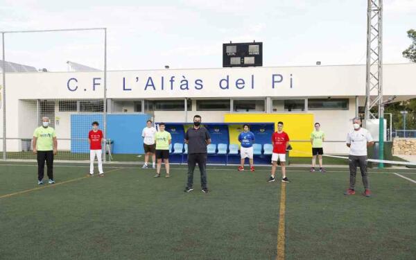 El concejal de Deportes de l&rsquo;Alf&agrave;s se interesa por los pelotaris de la provincia