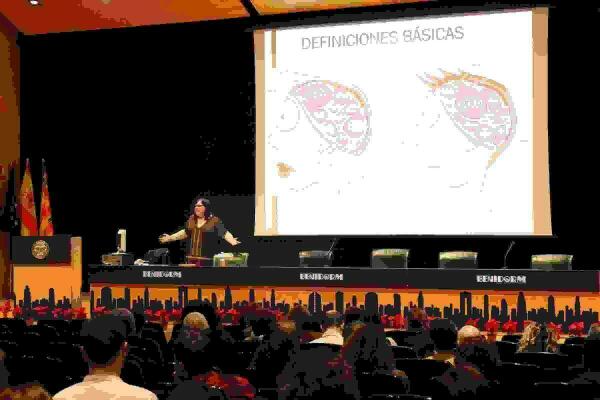 Benidorm · Más de un centenar de trabajadores municipales asisten al taller de formación en igualdad impartido por Marina Marroquí