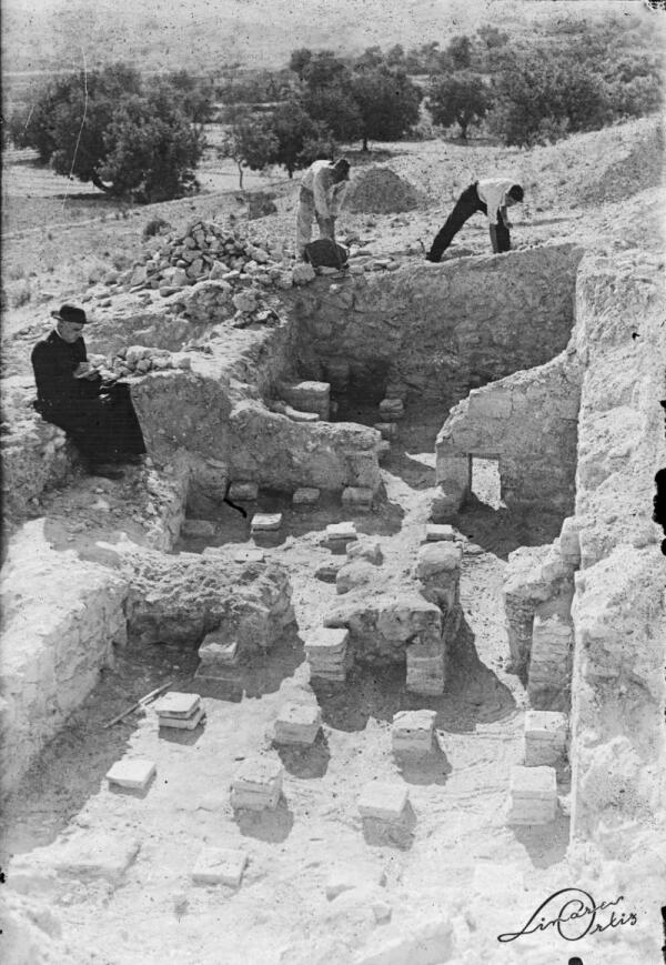 Aparecen negativos inéditos de las excavaciones del padre Belda en la villa romana de Torre la Cruz en el fondo fotográfico Linares Ortiz