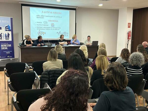 La charla sobre “Acogimiento Familiar” se realizó ayer en l’Auditori 