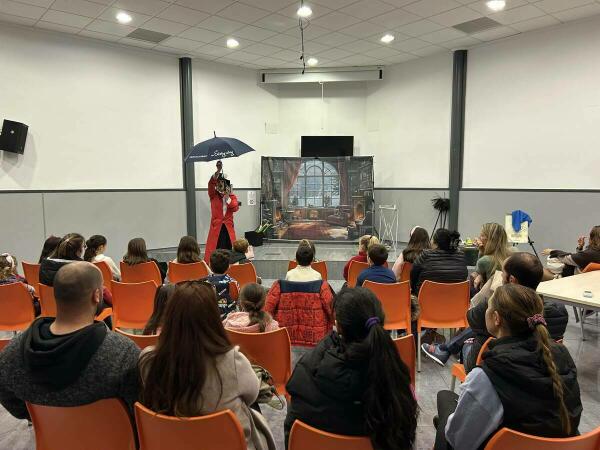 “La Niñera Mágica” trajo magia y canciones al Centro Social Pinar de Garaita 