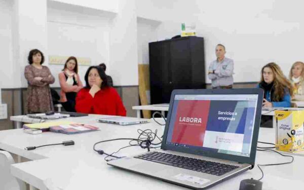 El CFO acoge un encuentro entre empresarios de l’Alfàs y responsables de la oficina LABORA