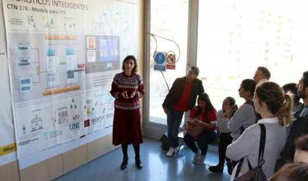 Alumnos del Máster Universitario en Dirección y Planificación del Turismo de la UV en la Smart Office DTI de Benidorm