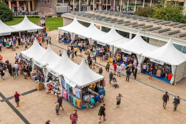 La X Feria Outlet arranca en Benidorm con una veintena de comercios y elevada participación de público 