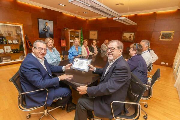 Toni Pérez recibe a la nueva directiva del Lions Club Benidorm