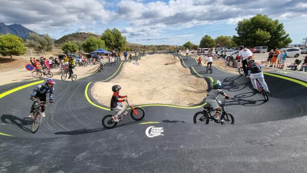 Se inaugura el ‘pumptrack’ de la Vila Joiosa en el polideportivo MaisaLloret 