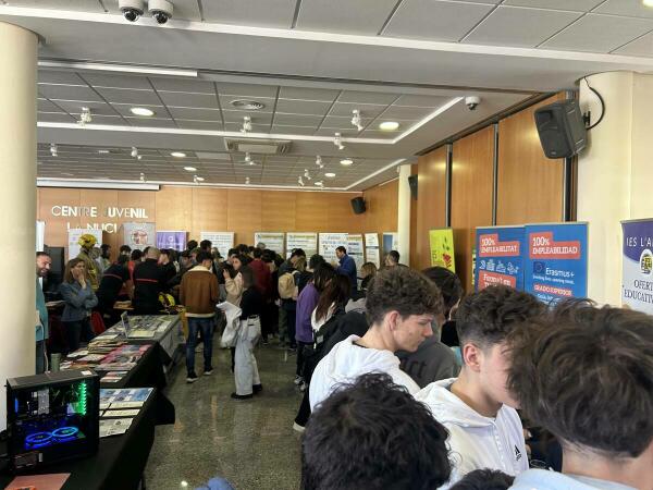 290 estudiantes del Instituto visitaron la VII Feria Oriéntate