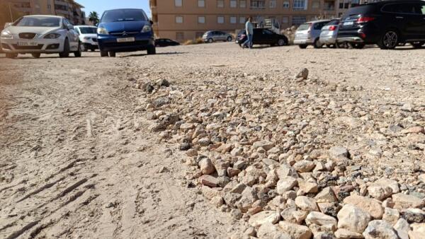 El Ayuntamiento de Villajoyosa habilita un acceso provisional en la parcela de la avenida de Altea para solucionar las quejas de los vecinos sobre el polvo suelto que se genera en el solar