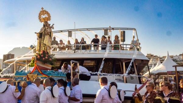 La procesión marinera en honor a la Virgen del Carmen recorre la Bahía de Benidorm