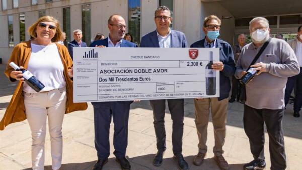 El Centro Doble Amor recibe un cheque de 2.300 euros de Bodegas Bocopa por las ventas del vino ‘Señorío de Benidorm’