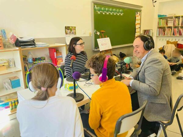 LOS ESCOLARES DEL CENTRO EDUCATIVO “PUIG CAMPANA” ENTREVISTAN AL ALCALDE DE FINESTRAT CON MOTIVO DEL DÍA MUNDIAL DE LA RADIO