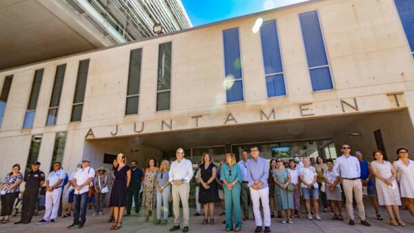 Benidorm guarda cinco minutos de silencio como repulsa al terrorismo en el 25º aniversario del asesinato de Miguel Ángel Blanco 