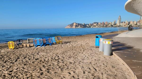 El PSOE denuncia la mala imagen que ofrece la playa de Poniente de Benidorm 