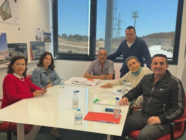 El alcalde se re&uacute;ne con vecinos de la Urbanizaci&oacute;n Kristal 
