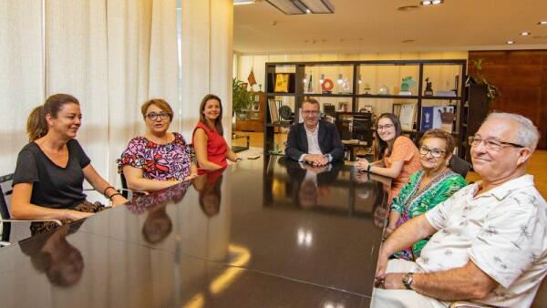 Toni Pérez recibe a Tamar Pérez Sánchez, Premio Extraordinario de Ciclo Medio