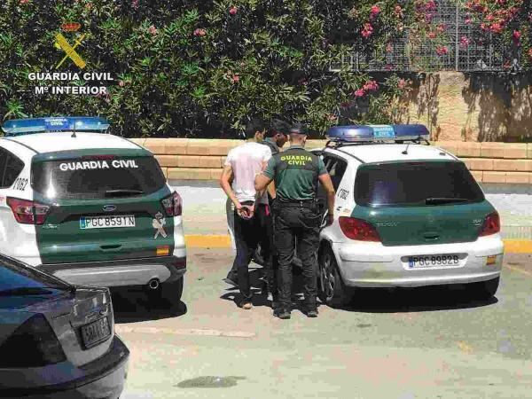 La Guardia Civil detiene a un agresivo tironero que actuaba en Alfaz del Pi