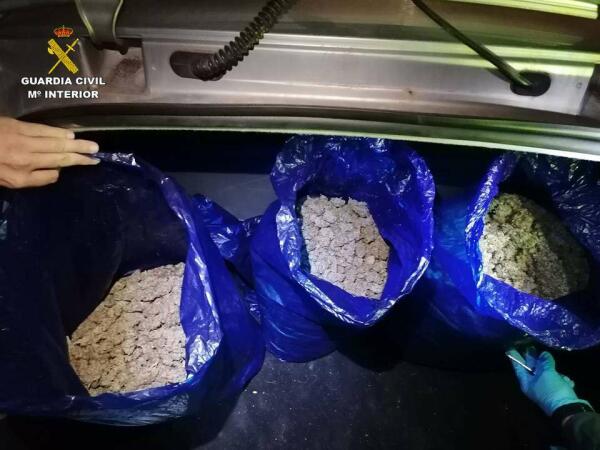 La Guardia Civil detiene a cuatro personas e incauta más de ocho kilogramos de marihuana en dos controles de cierre perimetral