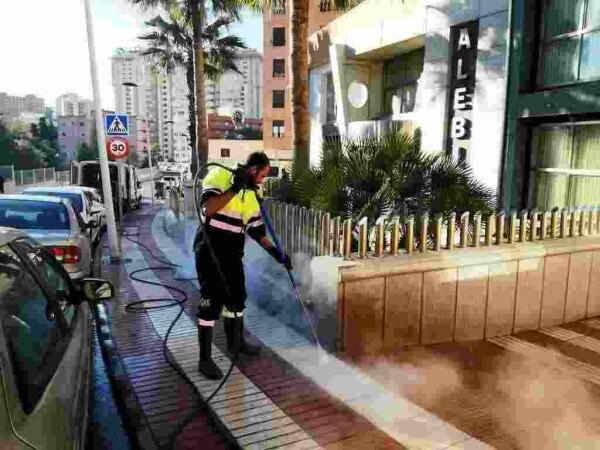 Siguen las mejoras en limpieza y recogida de residuos en la avenida Marina Baixa y el paseo mar&iacute;timo de la Cala de Finestrat