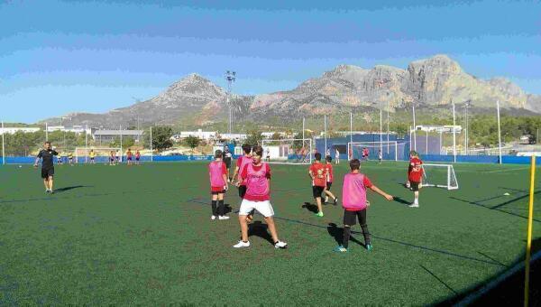 70 escolares participan en el XI Campus de F&uacute;tbol del C.F. La Nuc&iacute;a