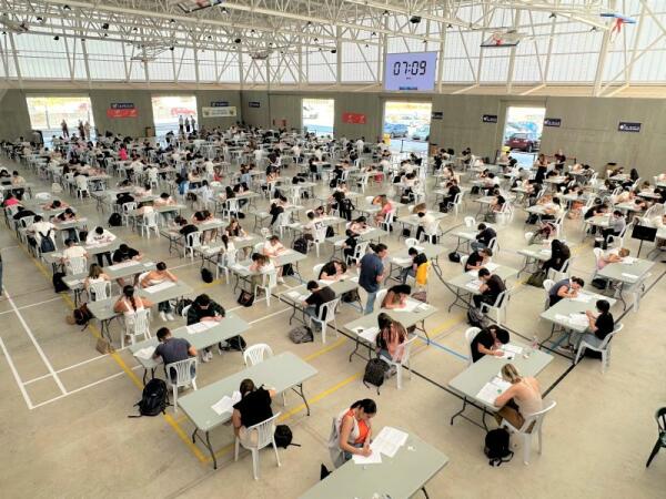 301 estudiantes se examinan de la PAU 2023 en el Pabellón Muixara