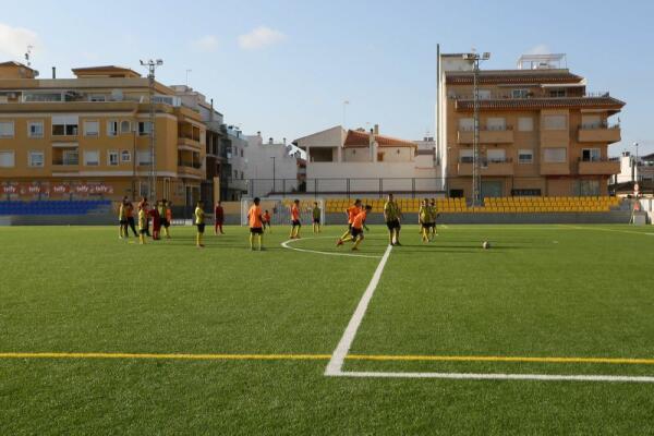 La Diputación invierte 2,3 millones de euros en la renovación de los campos de fútbol de césped artificial de 13 municipios  