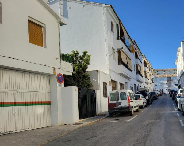 Los vecinos de la calle Alfaz del Pi en Altea inician recogida de firmas para evitar la eliminación de aparcamiento impuesta por el ayuntamiento de Altea 